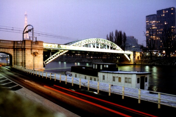 Die Brücke beleuchtet am Abend