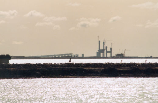 Die Pylone im Bau. Foto vom Hafen Dragor aus aufgenommen