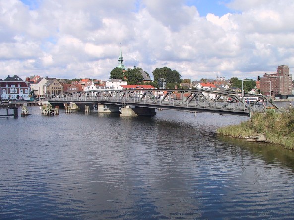 Die alte Drehbrücke vor ihrem Abriss im Januar 2003.