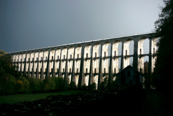 Viadukt in Gewitterstimmung