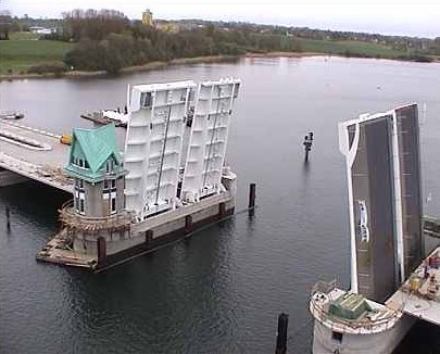 die noch nicht ganz fertiggestellte neue Klappbrücke