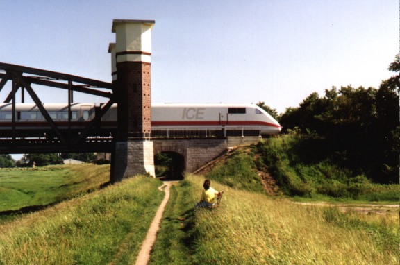 Ein ICE auf der nicht elektrifizierten Brücke.