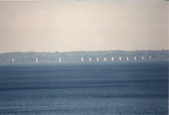 Trotz des Baubeginns 1998 ist 2002 weder die Zufahrtsstraße fertig noch die Brücke besonders weit fortgeschri.tten