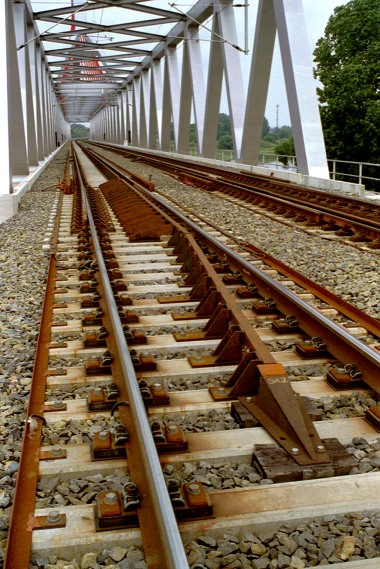 spezielle Oberbauanordnung mit Führung (Fang- und Schutzvorrichtung für entgleiste Fahrzeuge)
