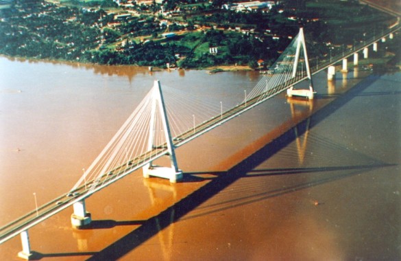 Luftbild der Hauptbrücke. Im Hintergrung ein Teil der parag. Stadt Encarnacion