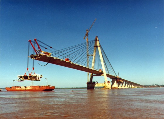 Die Hauptbrücke wurde im Freivorbau, mit am Ufer vorgefertigten Betonelementen montiert
