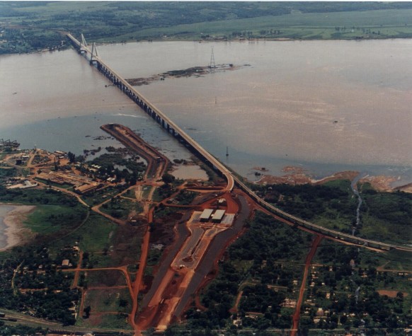 Luftbild mit Zollabfertigung links unten und Eisenbahn rechts