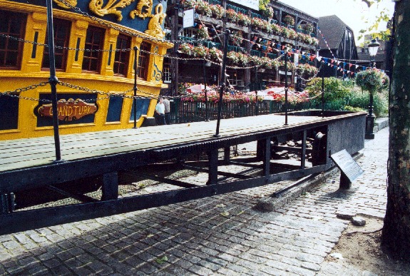 die alte Konstruktion steht seitlich als Anschauungsobjekt