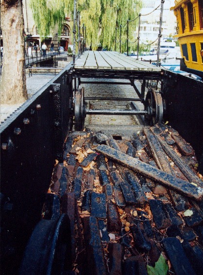 die alte Konstruktion steht seitlich als Anschauungsobjekt