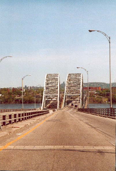 Brücke über den Strom