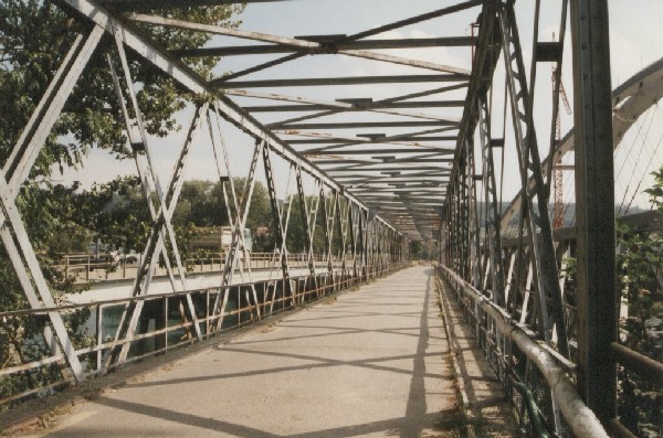 Behelfbrücke neben dem Neubau der Brücke