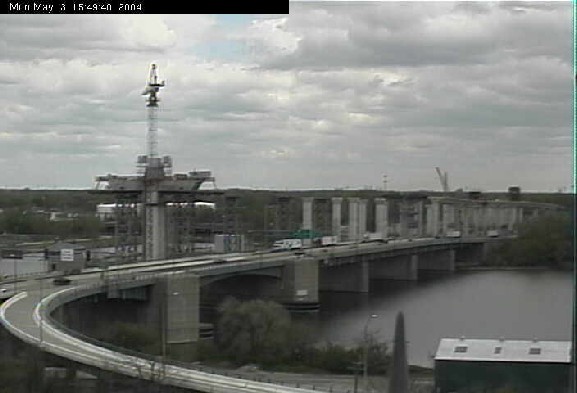 im Vordergrund vor der Baustelle der neuen Schrägseilbrücke sieht man die bestehende Klappbrücke