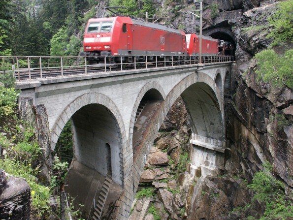 Brücke mit Güterzug mit 2 DB-Loks als Vorspann, direkt von Deutschland nach Italien
