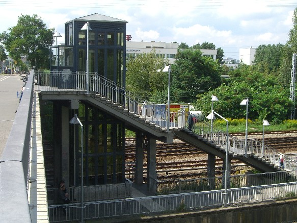 Diese Treppenanlage stellt ein Bindeglied zwischen der Allee der Kosmonautenbrücke und dem Bahnsteig des S-Bahnverhehrs her