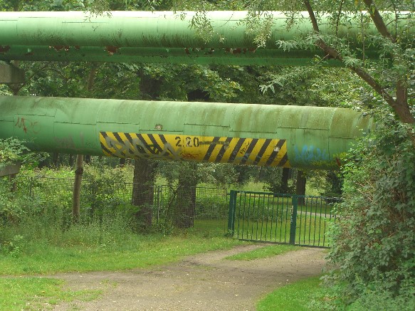 Friedhofszugang unter Heiztrasse