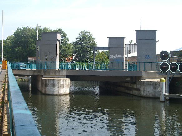 Finowkanalbrücke mit hydrailischer Hubanlage