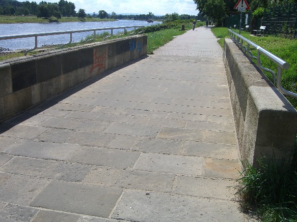 Elbradweg linksseitig