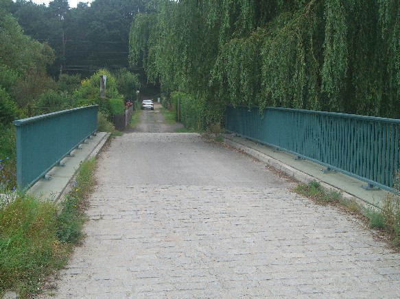 Erpebrücke im Zentum der Erpetalsiedlung