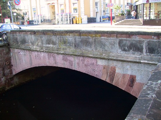 Straßenbrücke