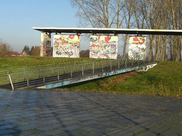 Fußwegbrücke im Lakegrabengebiet