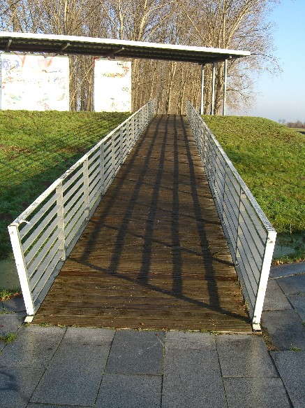 Fußwegbrücke im Lakegrabengebiet