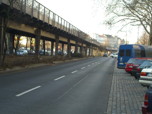 U 1 Hochbahnabschnitt östlich des Lausitzer Platzes