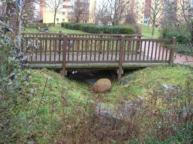 1. Fußwegbrücke ü. Seitengraben am Boulevard Kastanienallee