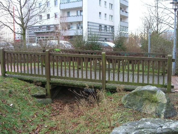 1. Fußwegbrücke ü. Seitengraben am Boulevard Kastanienallee