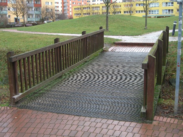 2. Fußwegbrücke ü. Seitengraben am Boulevard Kastanienallee