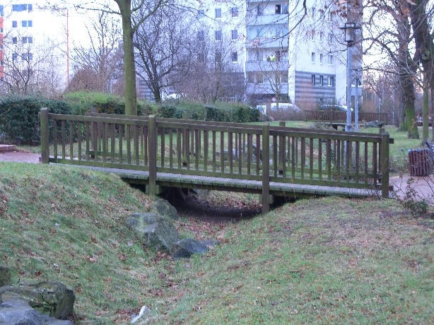 2. Fußwegbrücke ü. Seitengraben am Boulevard Kastanienallee