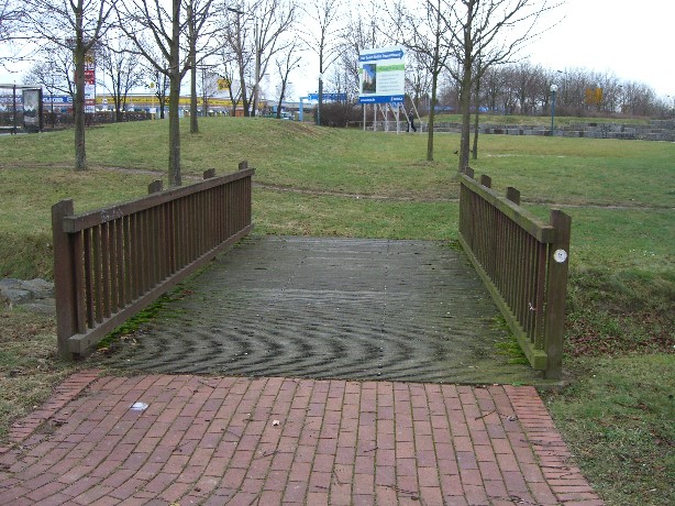 4. Fußwegbrücke ü. Seitengraben am Boulevard Kastanienallee