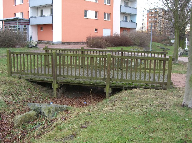 4. Fußwegbrücke ü. Seitengraben am Boulevard Kastanienallee