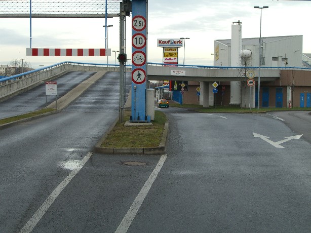 östl. PP - Auffahrtbrücke im Kaufpark Eiche