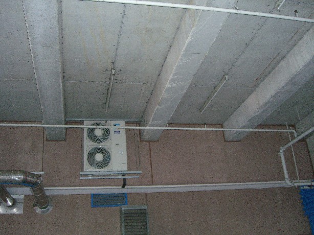 Überfahrtbrücke Parkhaus-Parkdeck im Kaufpark Eiche