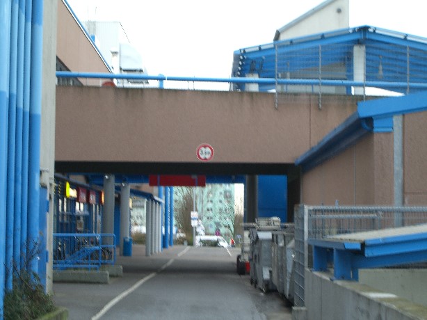 Überfahrtbrücke Parkhaus-Parkdeck im Kaufpark Eiche