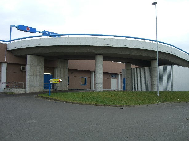 Fußwegbrücke zw. Parkdeck und Fahrstuhl im Kaufpark Eiche