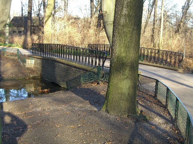 Fußwegbrücke hinter dem Stachelschweingehege im Tierpark Berlin
