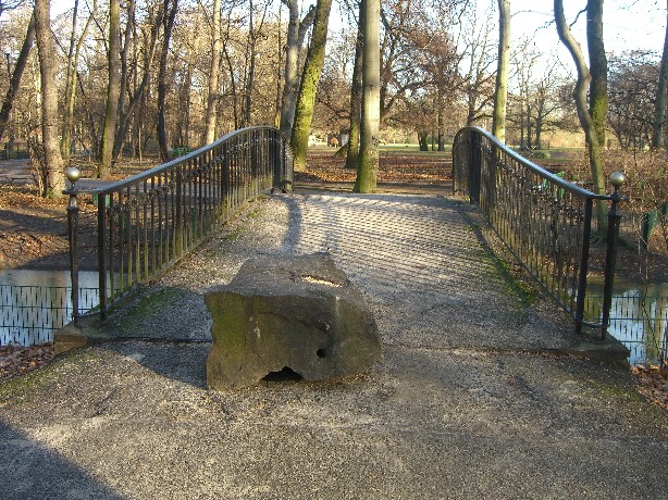 Fußwegbrücke süd über den Grabenzwischen Schloß und Terassencafe