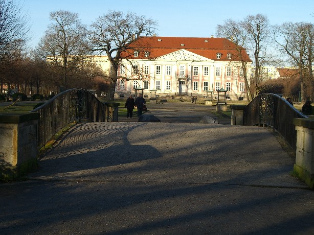 Pelikanbrücke über die Hauptpromenade im Tierpark Berlin