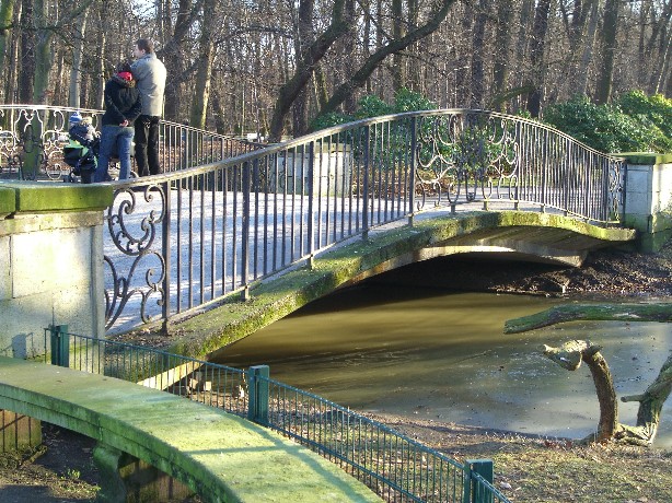 Pelikanbrücke über die Hauptpromenade im Tierpark Berlin