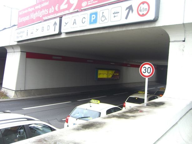 Eingangsbrücke zum Flughafen Tegel