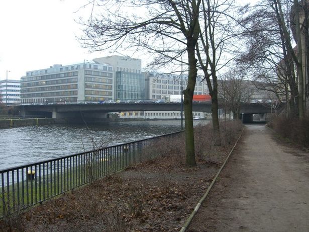 Mühlendammbrücke über die Spree