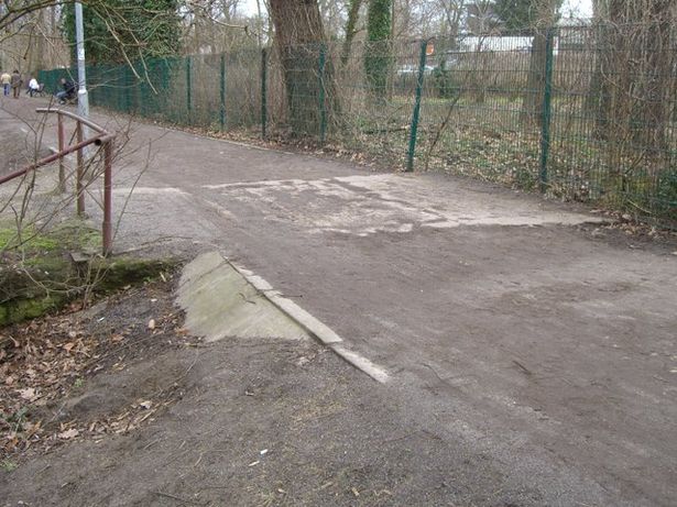 Fußwegbrücke über südlichen Nottekanaluferweg in KW