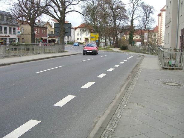 Straßenbrücke B179 und Hausbrücke mit Mühle über Nottekanal in KW