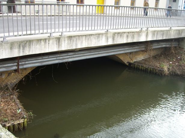 Straßenbrücke B179 und Hausbrücke mit Mühle über Nottekanal in KW