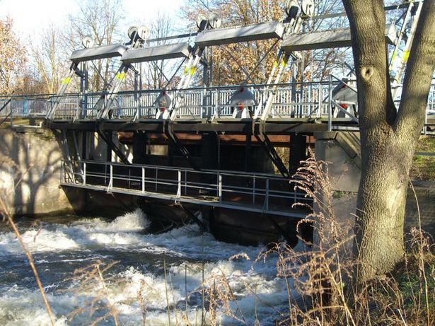 Wehrsperrwerksbrücke an der Granseer Straßenbrücke Alte B98 / Schnelle Havel Südostverlauf in Sachsenhausen