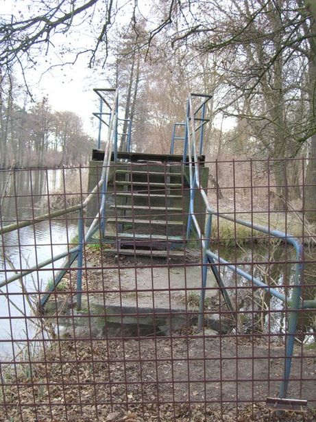 gesperrte Uferwegbrücke am Oraniengurger Kanal Westufer in Oranienburg West