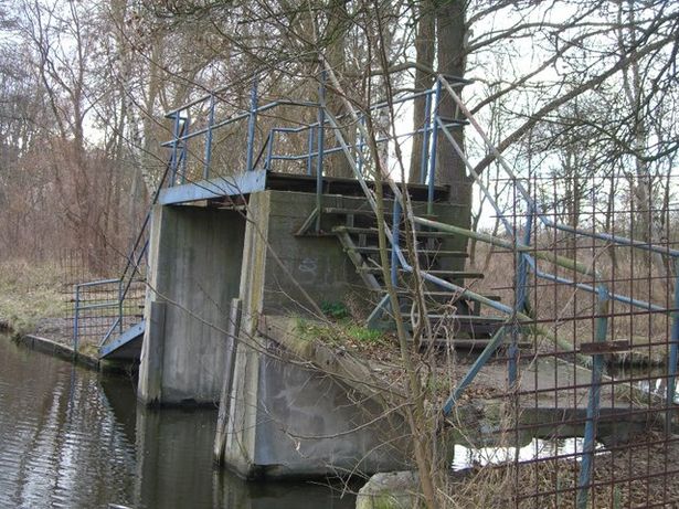 gesperrte Uferwegbrücke am Oraniengurger Kanal Westufer in Oranienburg West