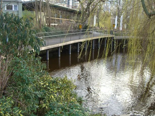 Fußwegbrücke westlich des Zoorestaurants
