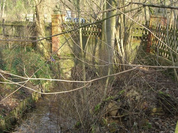 Werderfließbrücke angrend an Brecht Weigel Haus in Buckow Märkische Schweiz